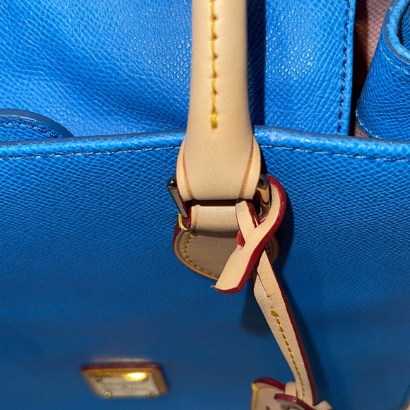 Dooney & Bourke handbag with shoulder strap, key chain, and small coin holder. - Picture 14 of 16